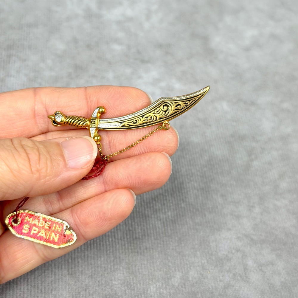 Vintage Damascene Style Sword Brooch Made in Spain Scimitar Dagger Pin Gold Tone - Picture 4 of 7